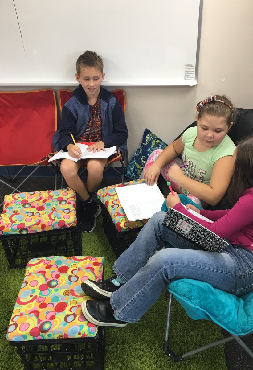 melissa_yack's tweet photo. Today we learned about peer editing. #ervingskyhawks #writinggoals https://t.co/DJpvObAhsZ