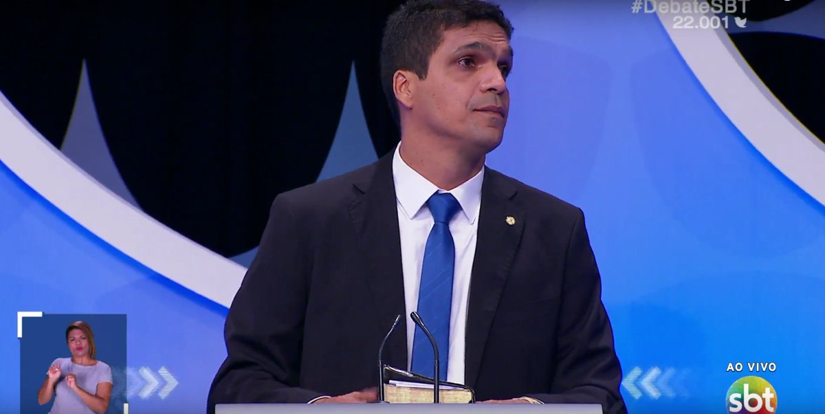 Daciolo: "Vi, em São Paulo, favelas na calçadas. Recicla-se tudo, por que não o ser humano? Está muito além da política. Precisamos tratar o próximo como a nós mesmos. Vou dar educação para esse povo" Assista ao #debateSBT ao vivo: goo.gl/YssCpN