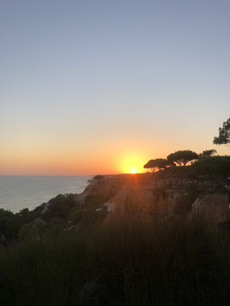 NetEventsTV's tweet image. Fantastic evening welcoming our guests to the beautiful @PineCliffs resort with a stunning sunset over drinks and dinner. #NetEvents18 #Algarve