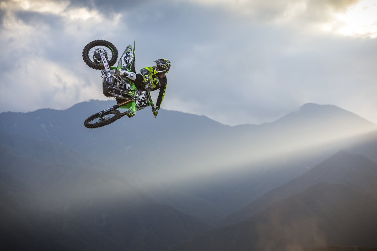 RaceKawasaki's tweet photo. We want to thank @joshgrant33 for the past 4 years of his hard work and dedication to the Monster Energy Kawasaki team and wish him the best of luck in the future. #Ch33rs to letting the good times roll. #RaceKX #TeamGreen #JG33 #Grizz #HLTN https://t.co/WZMRsKqmsd