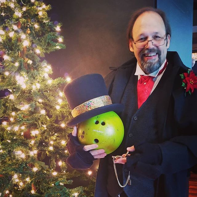It's just about time to"Deck the Halls with pins and Balls" at Lucky Strike Chicago #ChristmasAllYearLong ift.tt/2xR0Juf