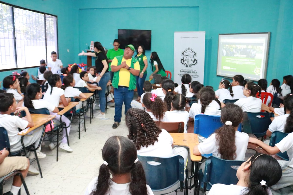 SecEducacionBAQ's tweet photo. ¡Hoy arrancamos con @ControlUrbanoBq la estrategia #Urbanitos en la Institución Educativa Humboldt! Estamos seguros que esta iniciativa brindará herramientas a los estudiantes sobre el buen uso del espacio público y la conciencia frente a las ventas en las afueras de sus colegios https://t.co/qOfJhymP0h