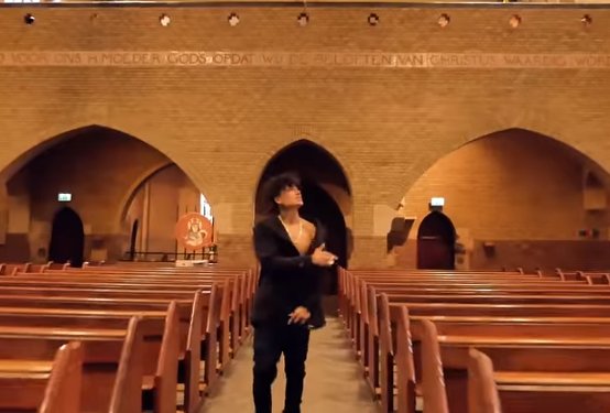 h_farandula's tweet photo. El cantante mexicano #Aleman estrenó el videoclip de #Eterno, sencillo parte de su disco #Eclipse. La canción está dedicada a su finado hermano a quien el artista llamaba “Pachón”; “hay cosas que no encajan te llegué a cargar borracho y ahora en una caja” https://t.co/1UWCNeHrSS https://t.co/aMTygiXvyy