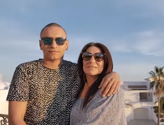 h_farandula's tweet photo. El cantante mexicano #Aleman estrenó el videoclip de #Eterno, sencillo parte de su disco #Eclipse. La canción está dedicada a su finado hermano a quien el artista llamaba “Pachón”; “hay cosas que no encajan te llegué a cargar borracho y ahora en una caja” https://t.co/1UWCNeHrSS https://t.co/aMTygiXvyy