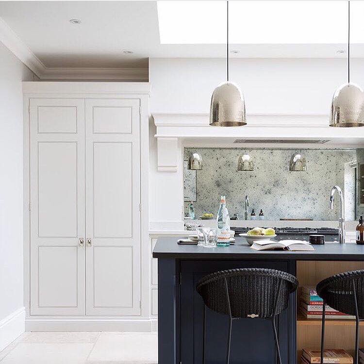 We love how our nickel Stanley pendants are reflected in the foxed glass splashback in this lovely kitchen by @humphreymunson 📷 @paullmcraig .
.
.
#OriginalBTC #StanleyPendant #british #lighting #manufacturer #madeinengland