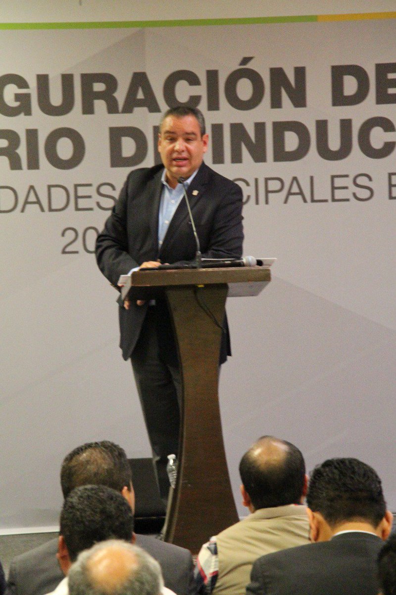 DESPOLedomex's tweet photo. Con la honrosa representación de la @SGGEdomex, el Subsecretario @jizquierdorojas participó en el Seminario de Inducción para Autoridades Municipales Electas 2019-2021 con el tema "La Coordinación del Gobierno del #EdoMéx y los Municipios en materia de Gobernanza" @alfredodelmazo https://t.co/mzHMeSz2xE