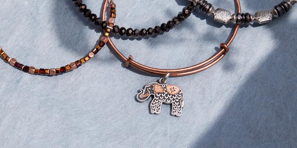 alexandani's tweet photo. This #mixedmetals look has our seal of approval 🖤Shop the Two-Tone #Elephant charm > https://t.co/Md9sgD8osr #RoseGold #MidnightSilver #ALEXANDANI https://t.co/Wu7eKwSIJk