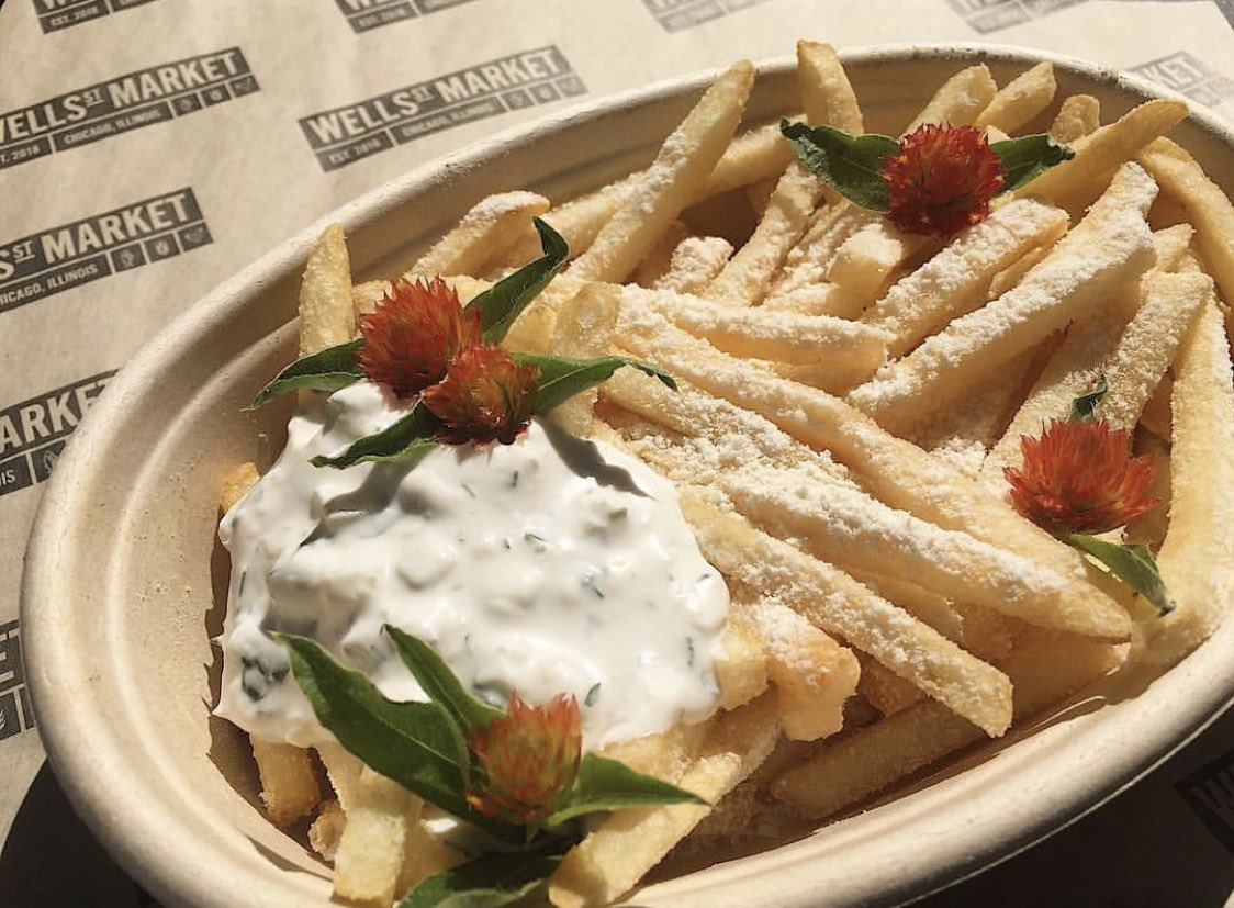 f4dtruck's tweet photo. The @f4dtruck will be at Wells St. Market this Friday afternoon for #freeflowerfriday 💐🚌🍩🍂🍸

Come visit at 5pm for a free mini &amp; treats from @wsmchicago vendors! https://t.co/XvA7RvjDFV
