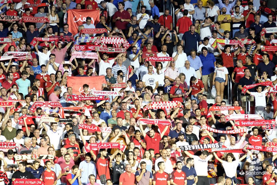 RoqueM26's tweet photo. En el Sánchez-Pizjuán no existe equipo grande, sino una afición enorme. Brutal el ambiente, seguimos ⚽️. #sevillafc #laliga https://t.co/qG0W1ktLNQ