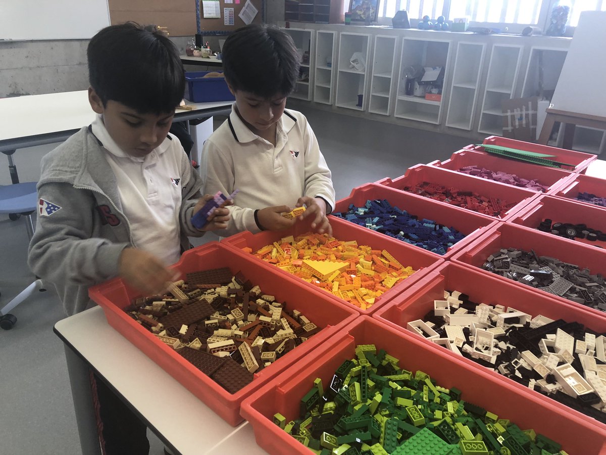 puppoperfumo's tweet photo. Because Choice empowers, recess at the #Makerspace provides opportunity for students to choose. This week: legos, origami, building/crafts with cardboard &amp; programming #Beebots #FDRRocks https://t.co/bKoU9MsoL3