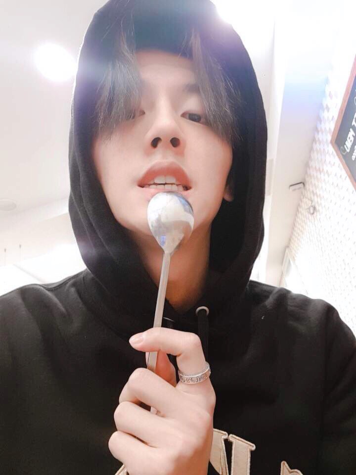 faIlinIoves's tweet photo. gonna ㅋㅋ kill myself https://t.co/71p3kn6WX4