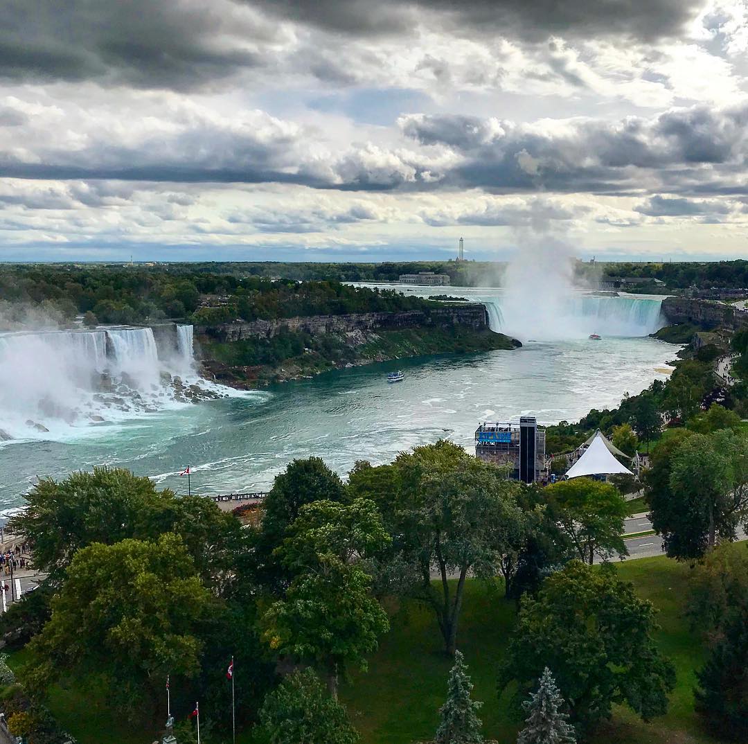 paraviagem's tweet photo. Cataratas do Niagara. As americanas estão a esquerda e as canadenses, a direita.
#niagarafalls #cataratasdoniagara #ontario #canada https://t.co/cx63Xedrhm