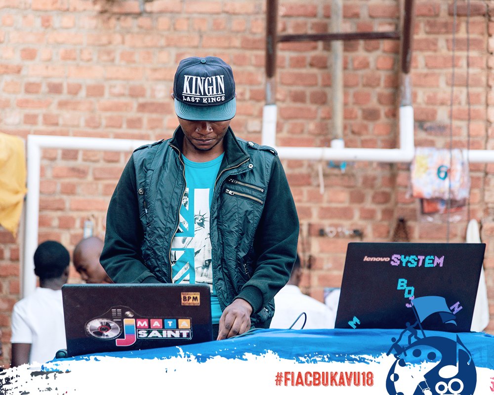 FiacBukavu's tweet photo. Le public est impliqué de plus en plus dans la  #FIACBukavu18, Des émissions live, passant par tutoriels live jusqu'aux DJ mixant live...
#FIACBukavu #photoshoot #portrait #sightedesign #Bukavu #kivu #art #rdcongo @africalia @arterialnetwork 
Photos : @Sightedesign https://t.co/gOjzOyqZ13