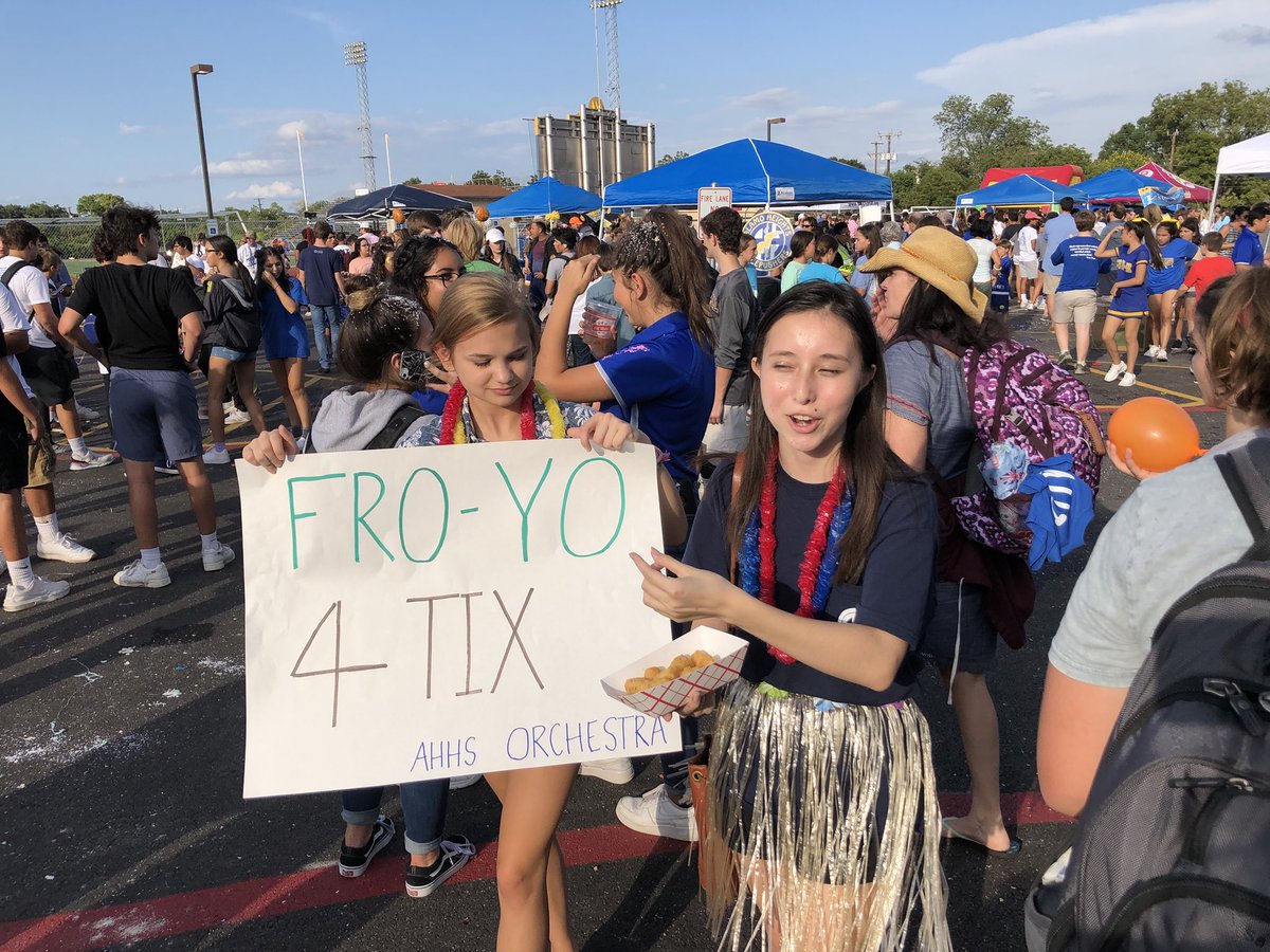 Mules2College's tweet photo. 💙Howdy!
💛Howdy!!
💙Howdy!!!
Scenes from @AHISD’s #HowdyNight. Great seeing the entire #community turn out to support our #students!
@AHHSmules @WeGoPublic
@cityofah @AHISDAthletics #YayUs #FroYo
#WhereDoYouGo
#AlamoHeights https://t.co/s9CWDKGE3i