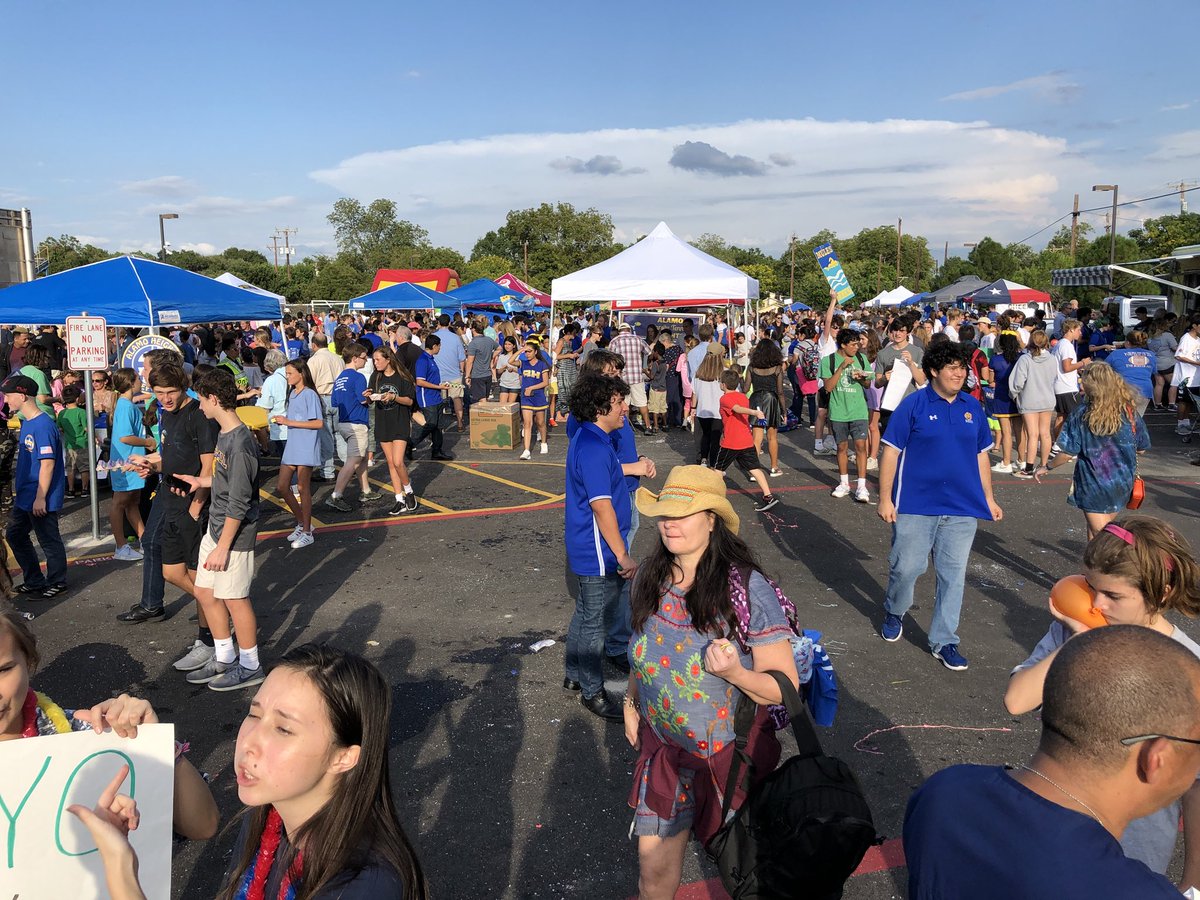 Mules2College's tweet photo. 💙Howdy!
💛Howdy!!
💙Howdy!!!
Scenes from @AHISD’s #HowdyNight. Great seeing the entire #community turn out to support our #students!
@AHHSmules @WeGoPublic
@cityofah @AHISDAthletics #YayUs #FroYo
#WhereDoYouGo
#AlamoHeights https://t.co/s9CWDKGE3i