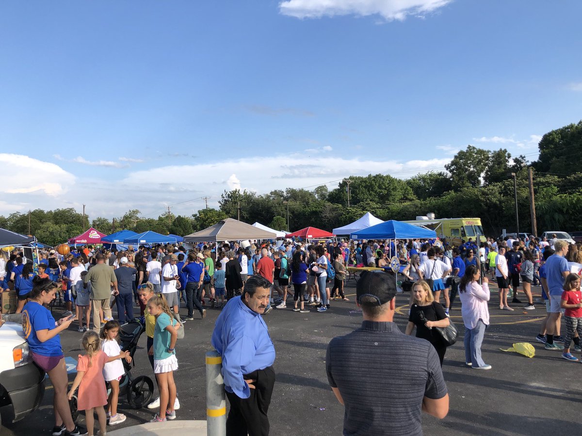 Mules2College's tweet photo. 💙Howdy!
💛Howdy!!
💙Howdy!!!
Scenes from @AHISD’s #HowdyNight. Great seeing the entire #community turn out to support our #students!
@AHHSmules @WeGoPublic
@cityofah @AHISDAthletics #YayUs #FroYo
#WhereDoYouGo
#AlamoHeights https://t.co/s9CWDKGE3i