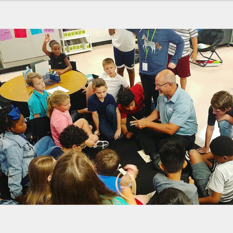 Dan Parent, our amazing Social Studies content interventionist, came to our class and gave an amazing lesson demonstrating the power of perspective! Some students were asking if he could come back every day 😃 @AlfordOnTheGo @ClearwaterCubs @danparent