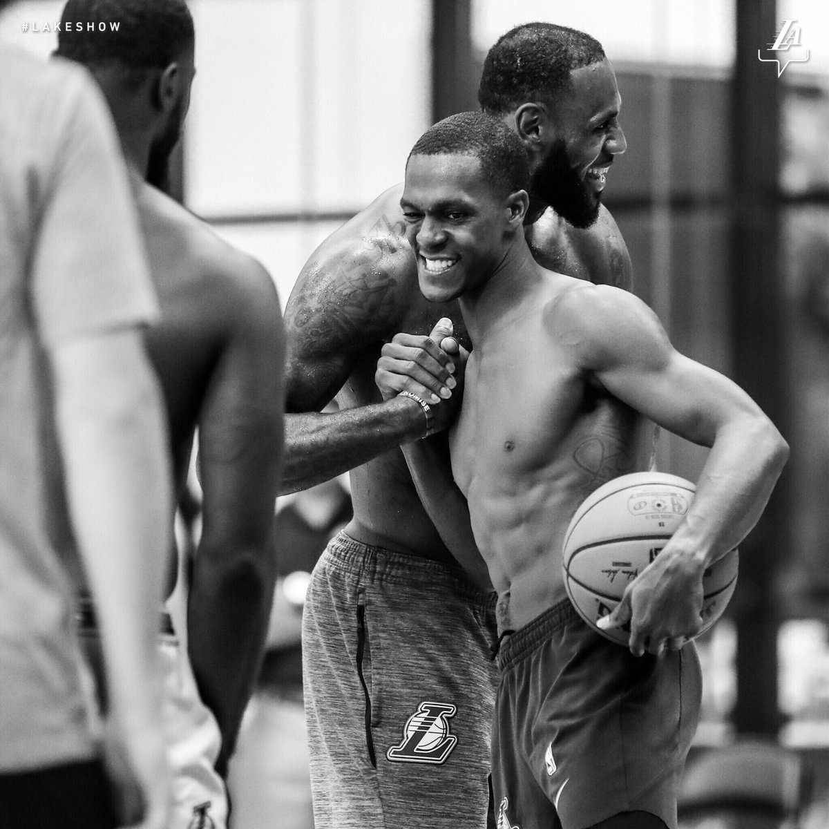 TheHoopCentral's tweet image. LeBron x Rondo about to be a SCARY duo🔥