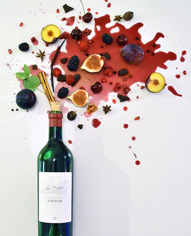 Winedetector's tweet photo. Foradori per visualizzare le sfumature gustative del #Teroldego punta su ciliegie, fichi, susine e frutti di bosco. #visualdesign #conceptdesign #fruttato #vino https://t.co/4ylhdjyQjm