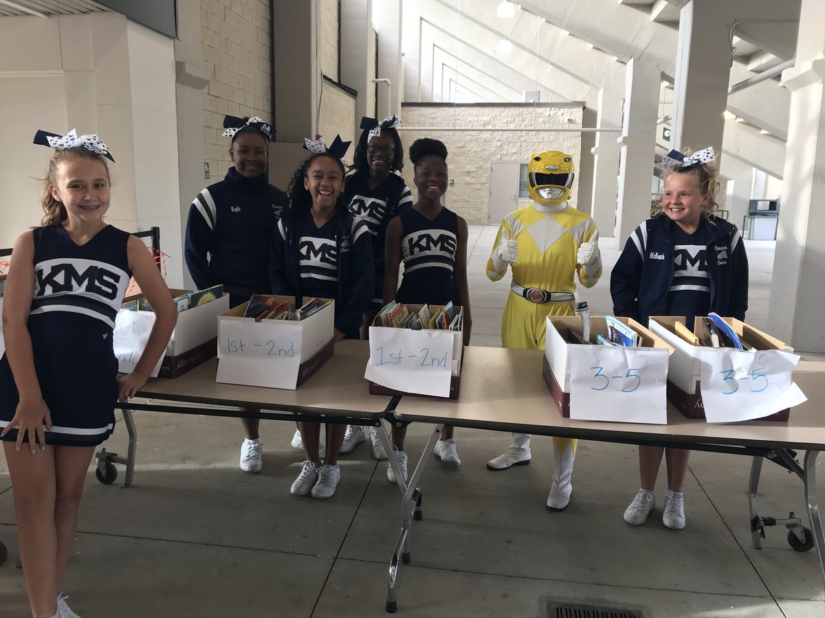 KMS handing out free books to all little ones at the KMS football game #kmsbethebest #believeinmesquite #readplaytalk