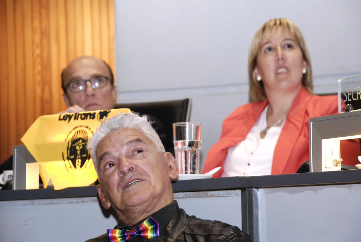 juntamvd's tweet image. @Dmartinez_uy entregó la medalla de #CiudadanoIlustre a Roberto Acosta, durante el doble reconocimiento que la #JuntaDepartamentaldeMontevideo realizó hoy al homenajear a este indiscutido luchador por los #Derechos y a la Coordinadora de la @MarchaDivUY
🌈 #MesDeLaDiversidad