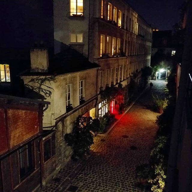 as2pom's tweet photo. Follow The Red Light 🔴
.
.
#homesweethome #home #passage #followtheredlights #parisianlife #parisbynight #light https://t.co/AsGHHA5f6K https://t.co/vVr67Owyhs