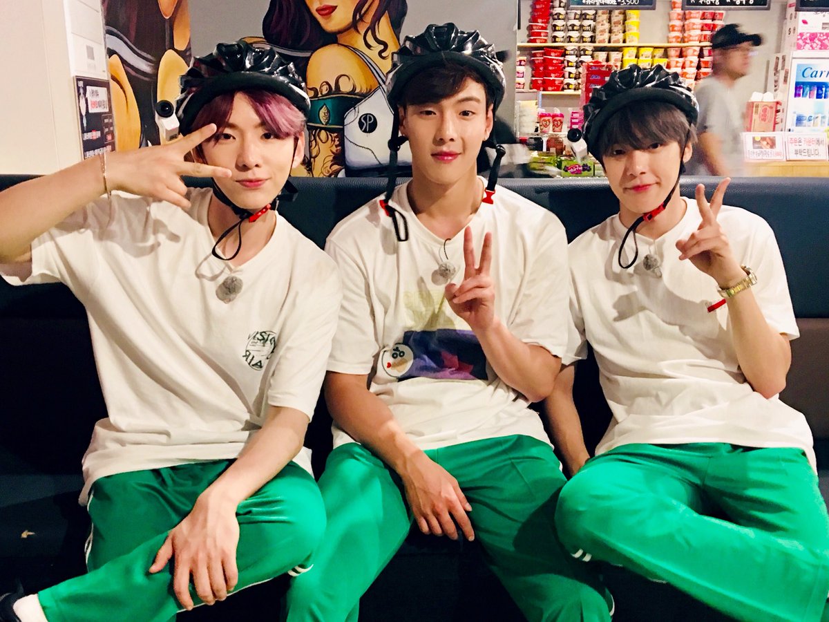 monstaxbr's tweet photo. #TRAD| 180926 • Att. Twitter @OfficialMonstaX 

[#MONSTA_X]
Doce #HOLIDAY com '#MONSTA_X' Temporada 7  
180926 #ÚltimoDia ❤

#MXbehind 📷📸
#MONSTAX_Ray3 Behind 
#Patins #SHOWNU #MIHYUK #KIHYUN

#MONBEBEDAY #HBDMONBEBE
#0926MONBEBEDAY
#MX_HOLIDAY7

Kor-Eng/Port. Monsta X Brasil https://t.co/n1GUxmjYaK
