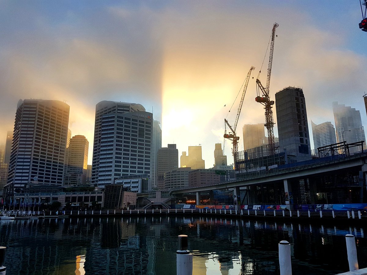 Amazing morning light in darling harbour today.  <a href="/WeatherWatchNZ/">WeatherWatch.co.nz</a>