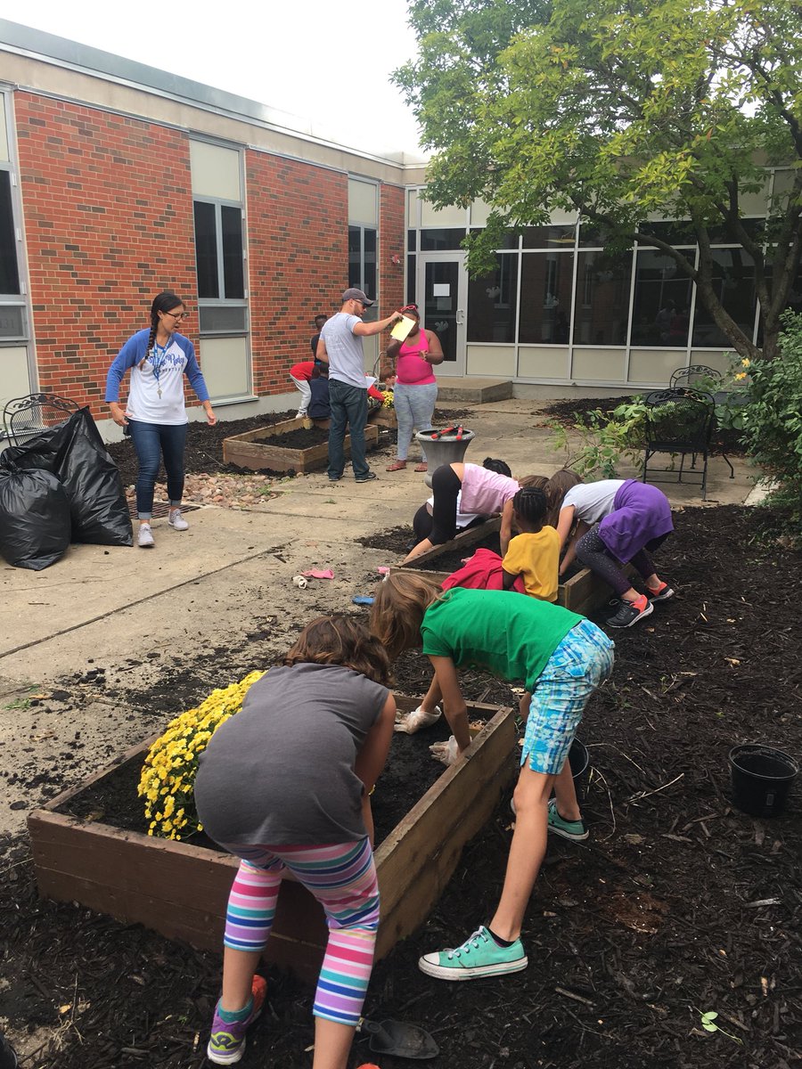 chendrickscpsk1's tweet photo. Proud of my 3rd graders for getting their hands dirty to beautify our school! #BeautifyBRE #WeBelieveinBRE https://t.co/DTBnt3jF8Q