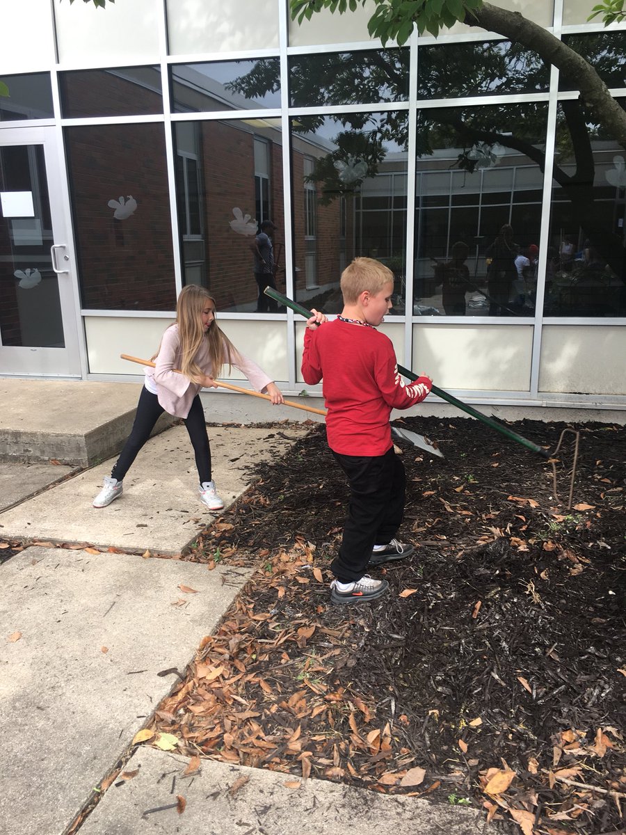 chendrickscpsk1's tweet photo. Proud of my 3rd graders for getting their hands dirty to beautify our school! #BeautifyBRE #WeBelieveinBRE https://t.co/DTBnt3jF8Q