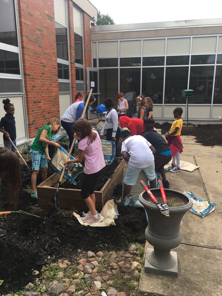 chendrickscpsk1's tweet photo. Proud of my 3rd graders for getting their hands dirty to beautify our school! #BeautifyBRE #WeBelieveinBRE https://t.co/DTBnt3jF8Q