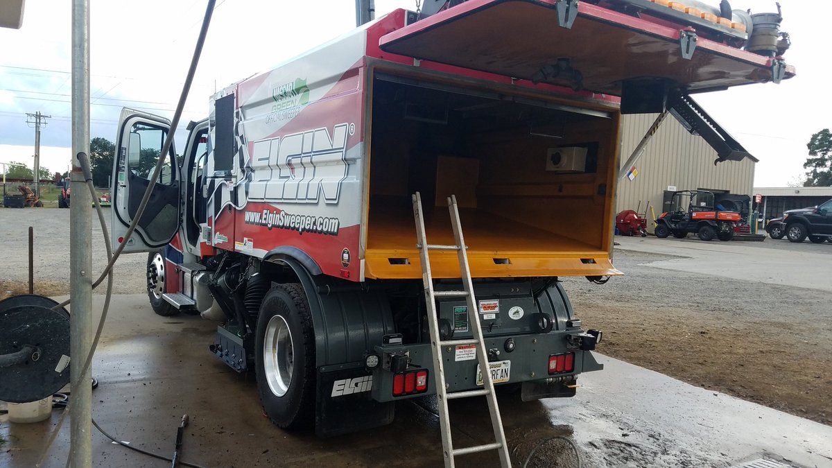 CarlEverett32's tweet photo. If you want it clean got to get dirty @TrackSweeper @jgcrockett @ https://t.co/Wt31Gm6ycK