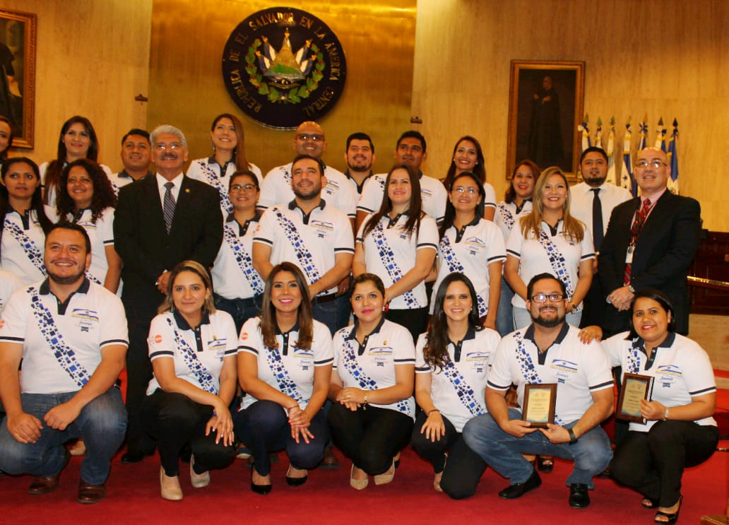 cristicornejo_'s tweet photo. Conformamos el nuevo Grupo Parlamentario de Jóvenes en @AsambleaSV.

Nos une un tema en común, el desarrollo de la población joven🇸🇻

Me da satisfacción ser fundadora y primera Presidenta.

Recibo con humildad y compromiso este reconocimiento por mi labor a favor de la juventud https://t.co/vyfn90entp