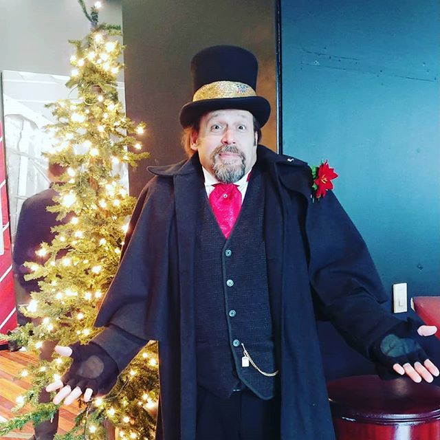 Who wore it better? Check my instastories to see @edwardfoxphotog <a href="/uspoker/">US Poker</a> and #shutterbox to see who wore our signature top hat better!

#christmasallyearlong @luckystrikech #christmasinchicago #ChristmasCarolers #DickensianCarolers ift.tt/2Qbk54Z