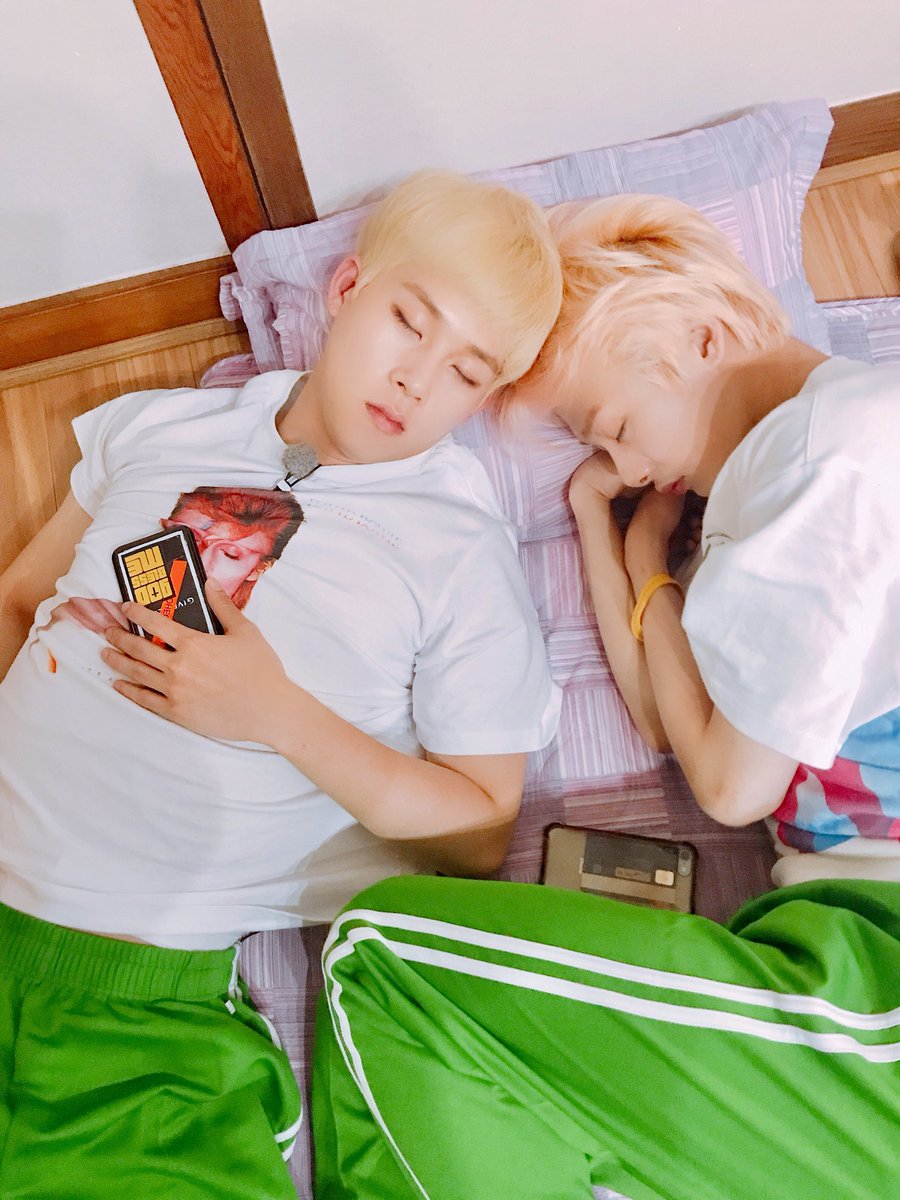 monstaxbr's tweet photo. #TRAD| 180926 • Atualização Twitter @OfficialMonstaX 

[#MONSTA_X]
Doce #HOLIDAY com '#MONSTA_X' Temporada 7  
180926 #ÚltimoDia ❤

#MXbehind 📷📸
#MONSTAX_Ray3 Behind 
#HoraDoDescanso #HYUNGWON #JOOHEON 😴😴

#MONBEBEDAY #HBDMONBEBE
#0926MONBEBEDAY
#MX_HOLIDAY7

Eng/Port. MXBR https://t.co/wqXTyMpuw8
