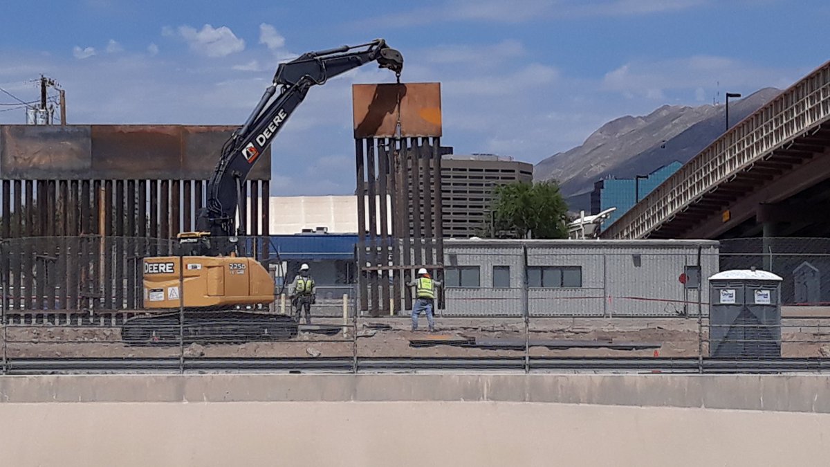 escalerakint's tweet photo. Inician el reemplazo de la malla ciclonica por un muro de acero en la frontera entre Ciudad Juárez Chihuahua y El Paso Texas @NotiYaElPaso https://t.co/iVxWmKgZzx