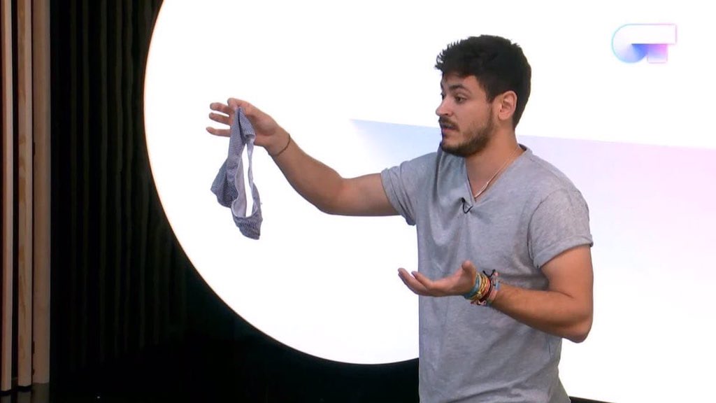 _aneco_'s tweet photo. #OT18Gala1 
*Carlos sonrie*
Yo: https://t.co/188cnNHB6R