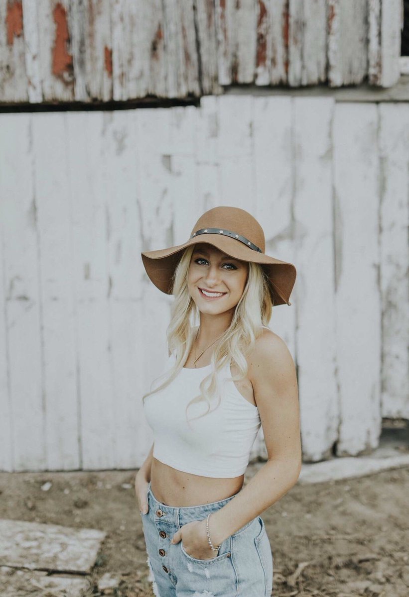 sheldon_cov's tweet photo. Let’s just take a sec and appreciate how good my best friends senior pics are..like wow💕 https://t.co/nQfl5C8m57