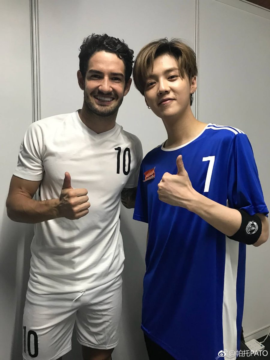 hobinflame's tweet photo. o luhan conheceu o jogador brasileiro pato aí ficaram fazendo brincadeira chamando o luhan de "ela" e o pato respondeu "não tem graça, respeita" ÍCONEEEEE https://t.co/YAejolDZtw