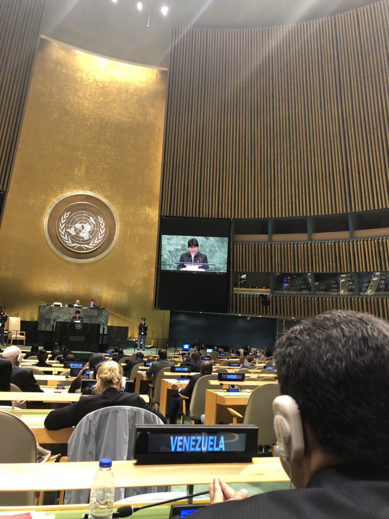 Está hablando el Presidente Evo Morales en nombre de la heroica Bolivia, en pocos minutos se oirá a la heroica Venezuela en la voz del Presidente <a href="/NicolasMaduro/">Nicolás Maduro</a> #VenezuelaAlzaSuVozEnLaONU