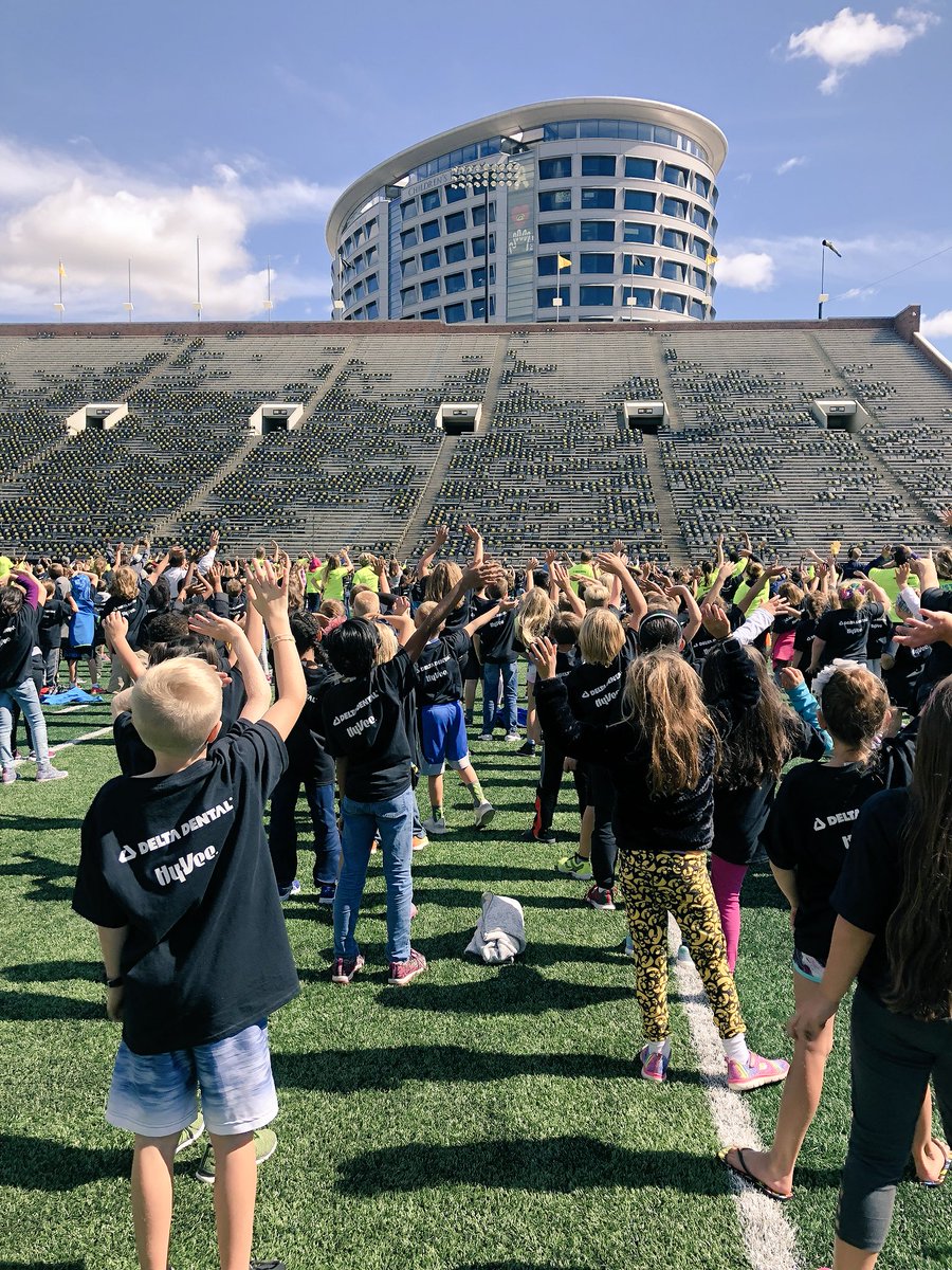 jenhuegel1's tweet photo. 3rd Graders WAVE! #VanAllenPride #thewave https://t.co/Yl5veNrAPn