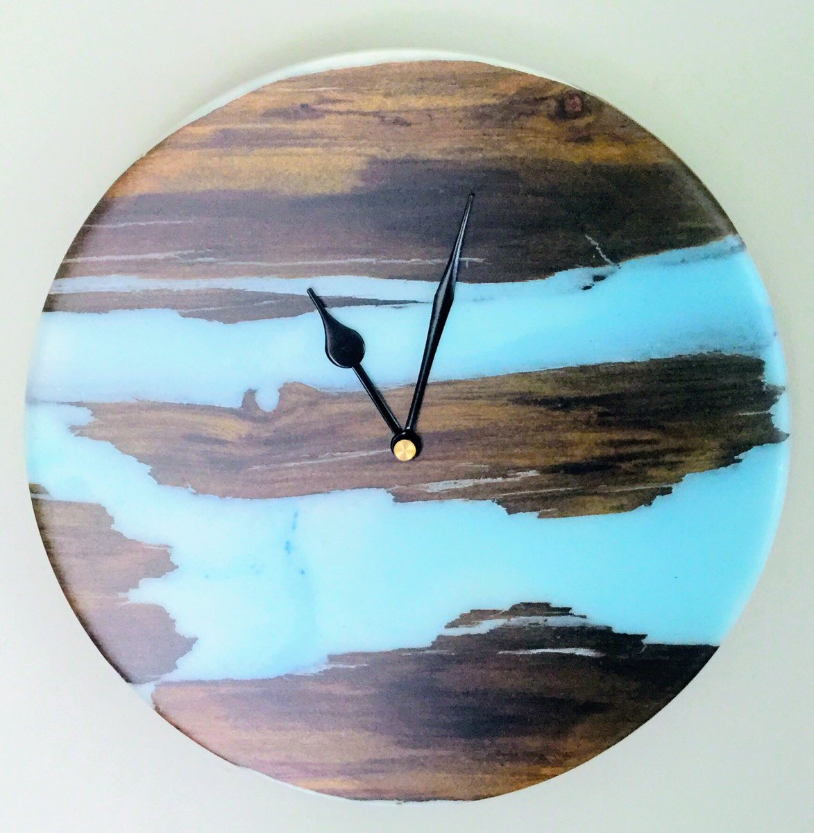 chimikeedesign's tweet photo. Resin &amp; Wood clock, inspired by our trip to Castle Hill in New Zealand.

#castlehill #clock #resinart #nature #resin #chimikeedesign #clouds #cloudscapes #time 

#時計 #木 #レジン #木 #ブルー #マーブル #青 
#キャッスルヒルの空 #インスパイア 
#壁掛け時計 https://t.co/GqBE9E49gg
