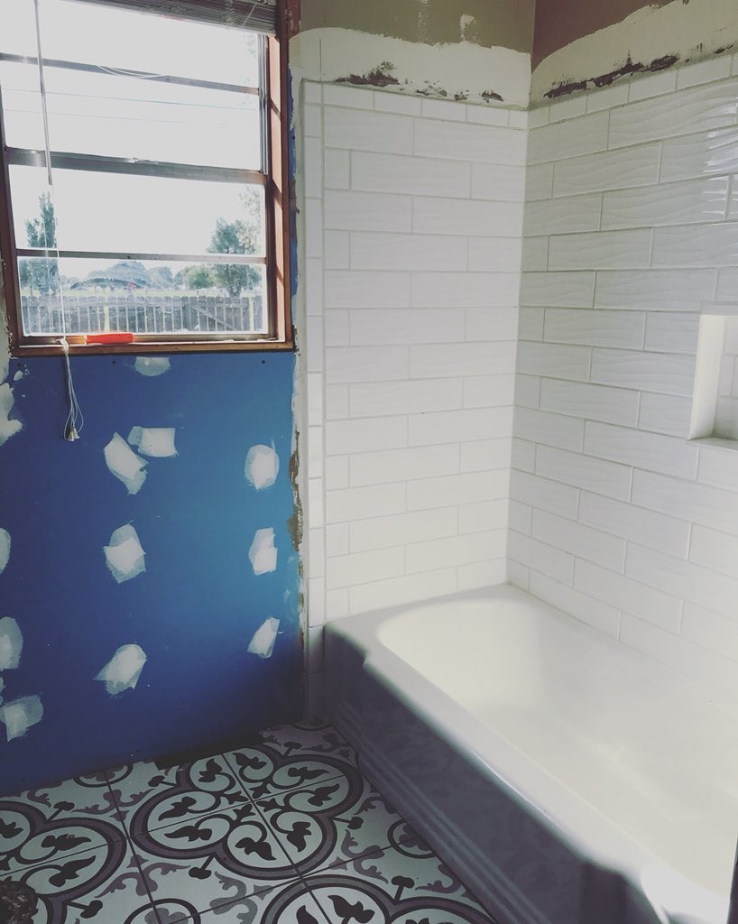 SB_Thompson's tweet image. Bathtub/shower tile is up.  Can you see the raised wavy pattern?  *swoon*

#fixerupper #renovationhell #projectsunset