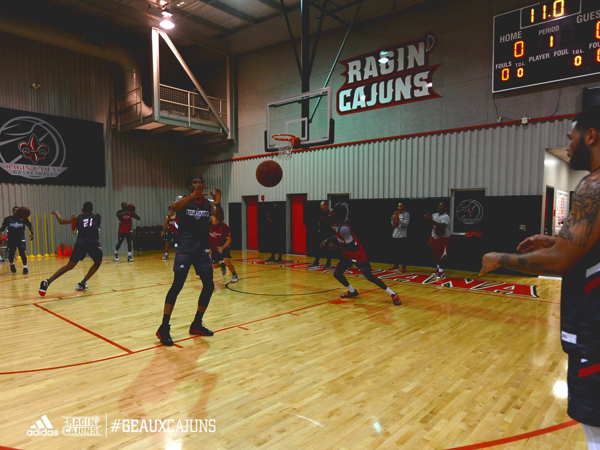 RaginCajunsMBB's tweet photo. It was a good, first day of practice for @RaginCajunsMBB ... glad to be back on the court and putting in work. 💪 #GeauxCajuns 🏀🤟⚜️ https://t.co/ZElR27Cegq