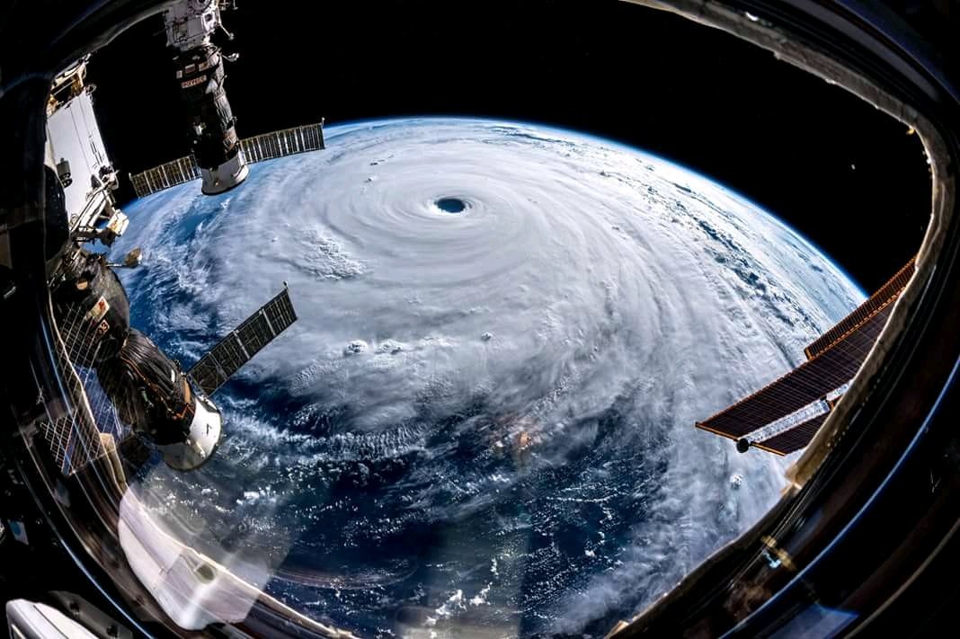 H_NobleUniverse's tweet photo. NASAが撮った今現在こっちに来てる台風チャーミーの目
向こうじゃカテゴリー5扱いらしい…
大丈夫かこれ
from NASA https://t.co/ZQ0CYeL7tA
