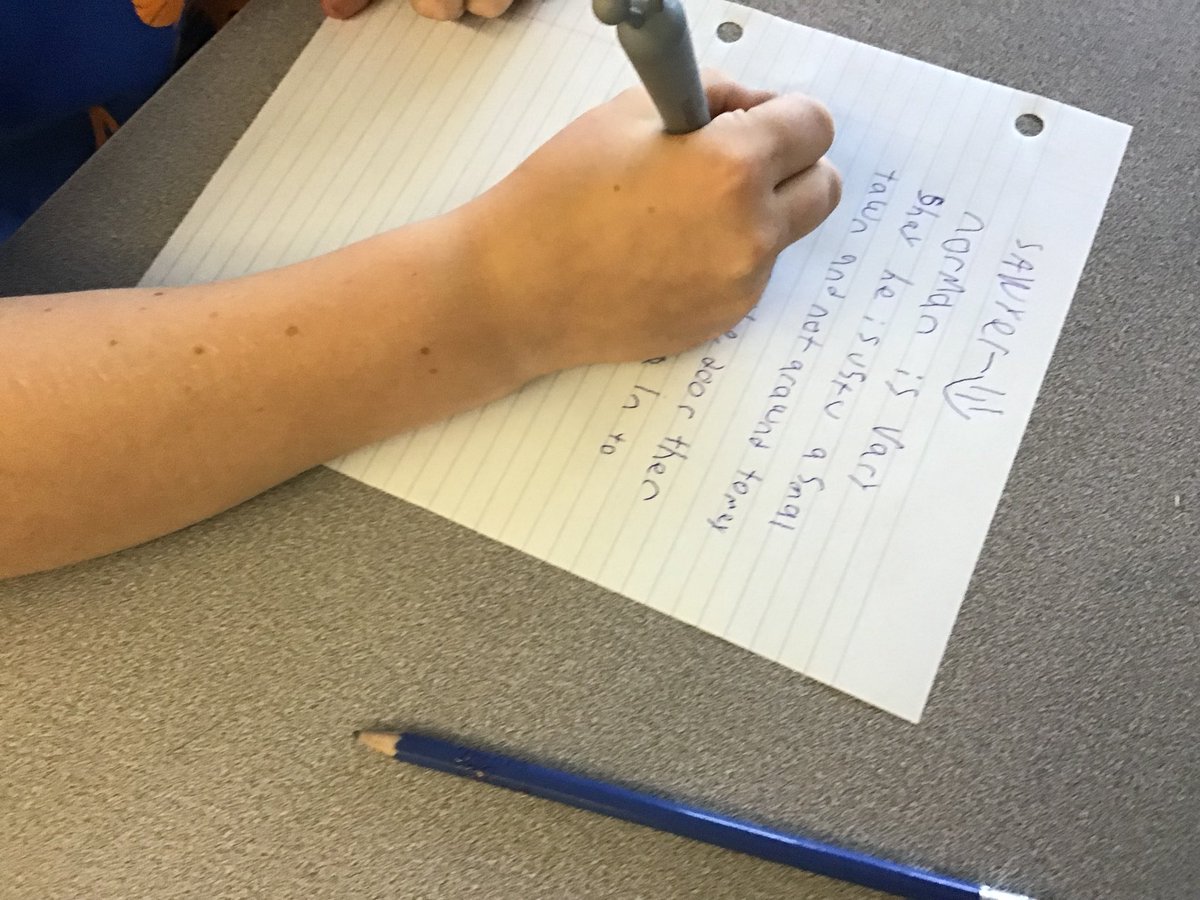 fmzabian's tweet image. Thank you Mme Hunter for inviting me into your classroom to deliver a fun writing activity. Scaffolding, use of visuals and translating instructions in an ELL’s L1 makes learning engaging for all students. #ELLtvdsb @LordRobertsFI