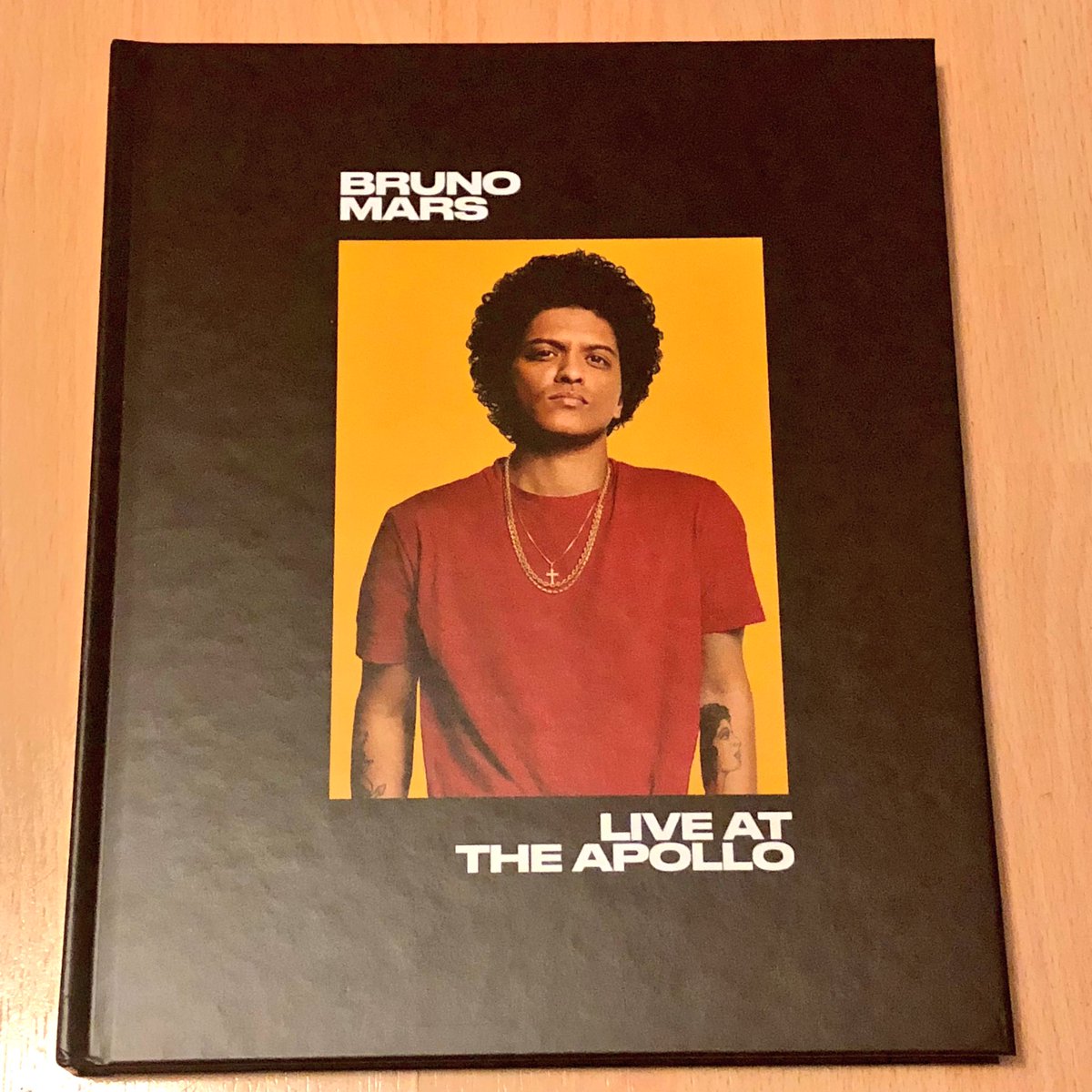 _meleey's tweet photo. RT for a chance to win this black cover edition of the ‘Live At The Apollo Book’ with a XXIVK Tour Bag (must be following me) ✨ #Hooligans #24KMagicWorldTourFinale open internationally 🌍 https://t.co/E5QFkZGwAa