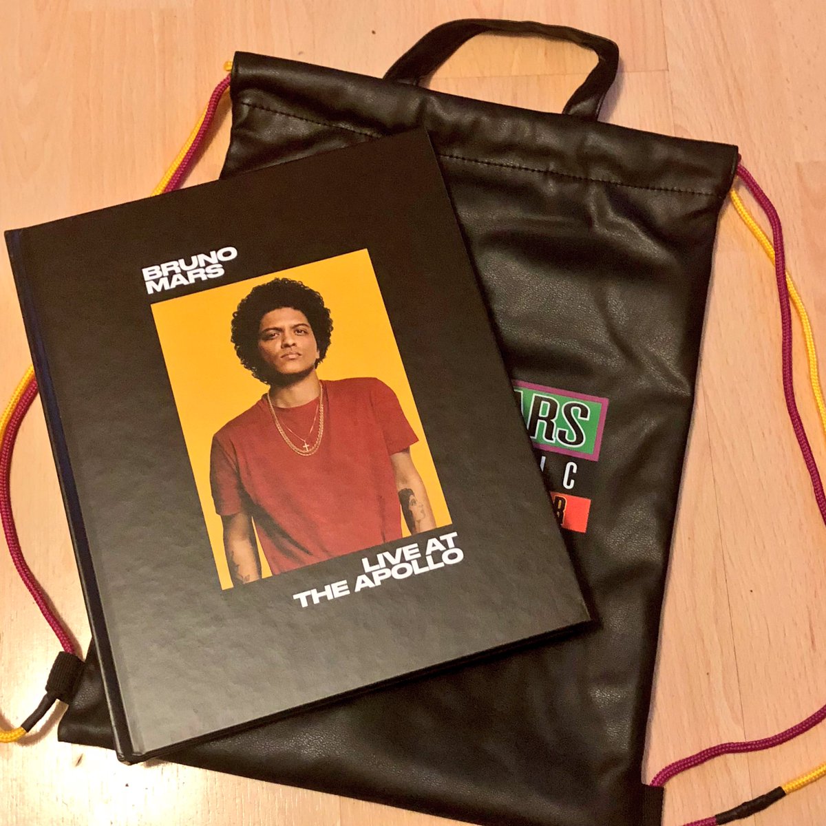 _meleey's tweet photo. RT for a chance to win this black cover edition of the ‘Live At The Apollo Book’ with a XXIVK Tour Bag (must be following me) ✨ #Hooligans #24KMagicWorldTourFinale open internationally 🌍 https://t.co/E5QFkZGwAa