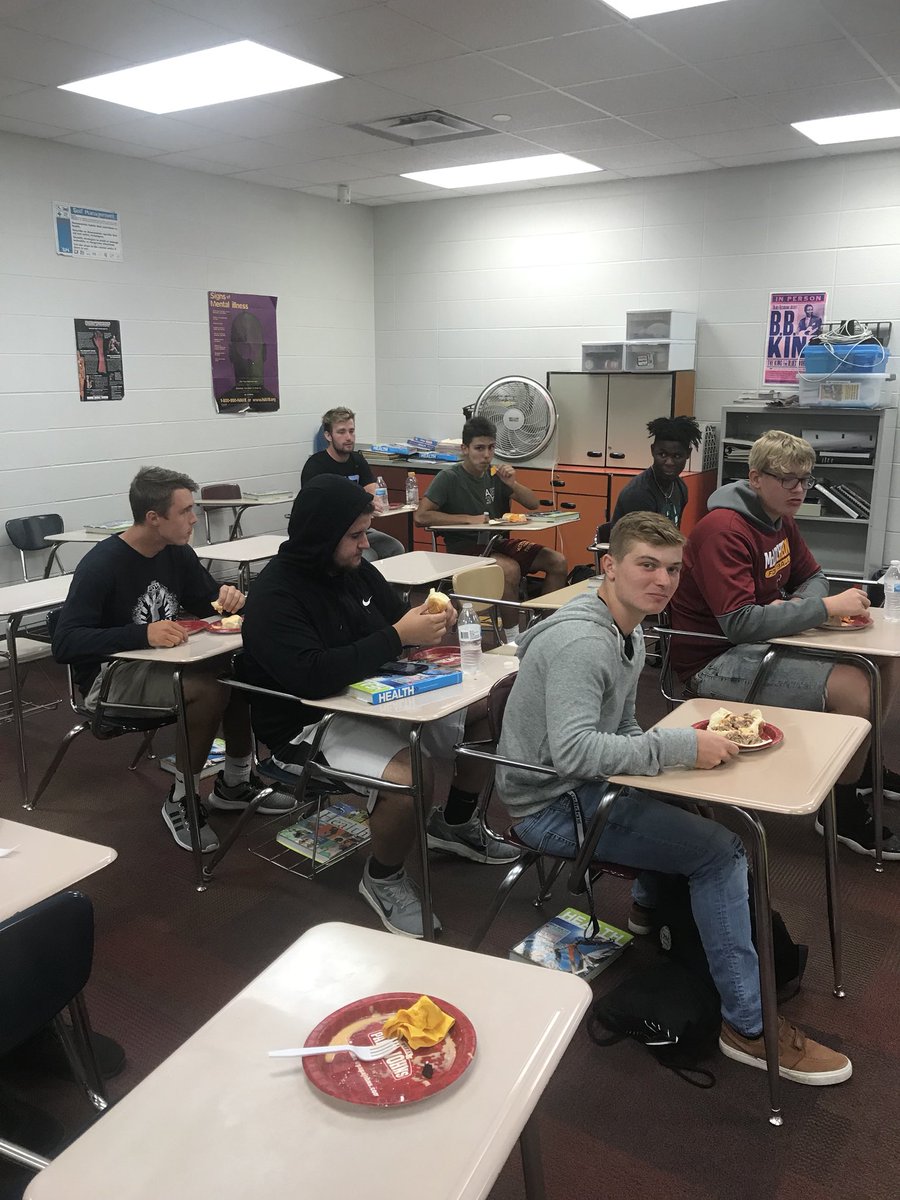CoachCraig34's tweet photo. Offensive dinner for the Mavs tonight. Great seeing them just be kids and hanging out. #GreatToBeAMav #GoMavs https://t.co/AirQn5bZwU