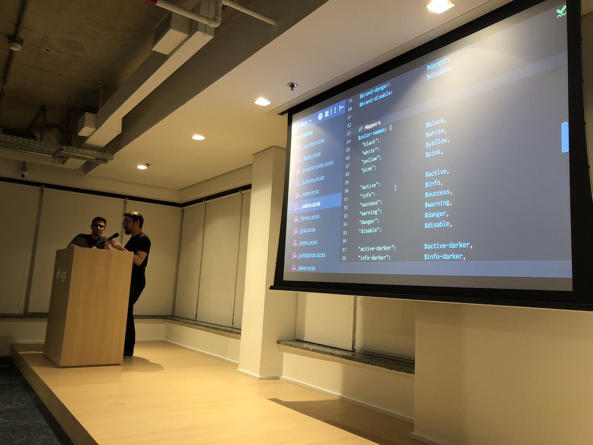 meetupcss's tweet photo. it’s code time!! @wmoschini mostrando o source do Elke aqui no #goCSSSP na @LoggiBrasil!! https://t.co/4p7g5dc0iU